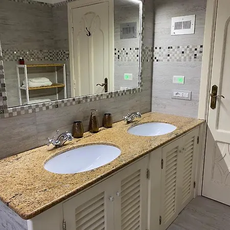 Little Flower בית הארחה