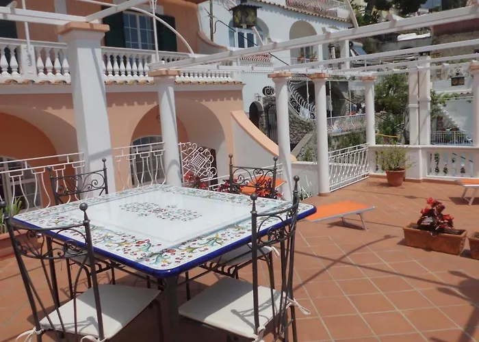 בית הארחה Little Flower פוזיטנו